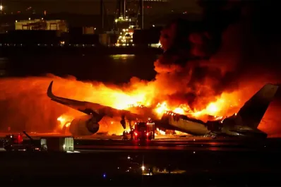 Un avión se incendió cuando aterrizó en Japón: llevaba 367 pasajeros