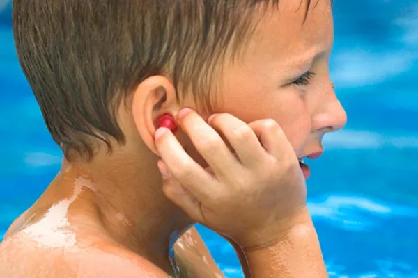 Cómo prevenir la otitis en verano: consejos para disfrutar de la pileta sin riesgos