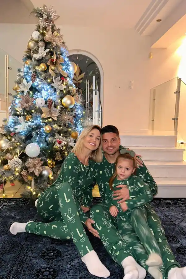 FELICES. Palacios junto a su mujer, Johana Herbel, y su hija Vicenta, en Navidad.