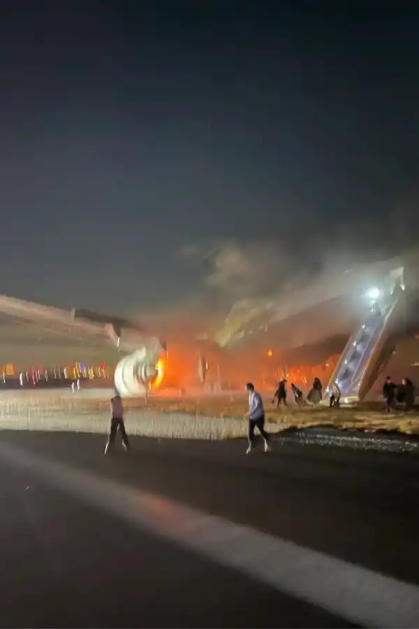 Un pasajero captó el momento en el cual eran evacuados. 