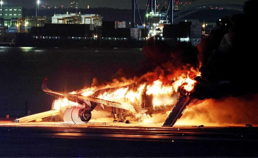 Un avión se incendió cuando aterrizó en Japón: llevaba 367 pasajeros