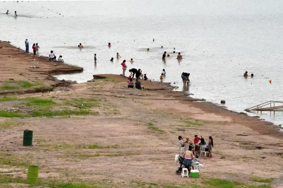 ATRACCIÓN. Aunque el calor de ayer no resultó agobiante, igualmente varias personas entraron a bañarse en las aguas frescas de El Cadillal.