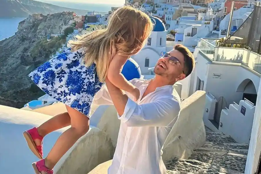 PURA TERNURA. Palacios junto a su hija Vicenta en Santorini, uno de los destinos turísticos más visitados en Grecia.