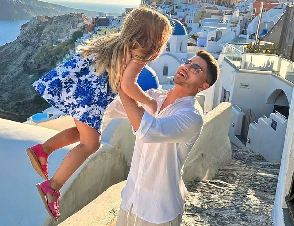 PURA TERNURA. Palacios junto a su hija Vicenta en Santorini, uno de los destinos turísticos más visitados en Grecia.