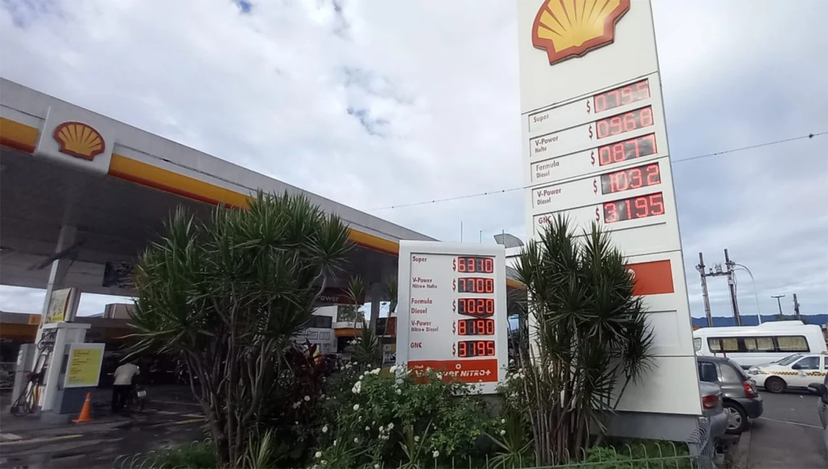 LOS DOS PRECIOS. En una de las estaciones de Shell en la provincia se puede ver la variación de los precios durante las últimas horas.
