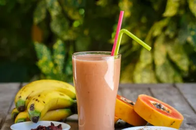 Cuál es el mágico licuado frutal que ayuda a eliminar los gases intestinales y evita el estreñimiento