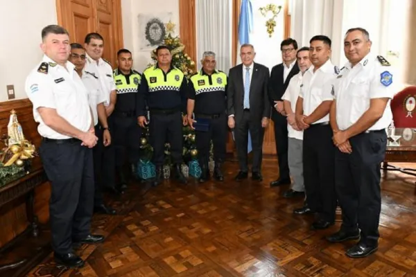 Jaldo felicitó a los policías que asistieron a una mujer para tener el primer bebé del 2024
