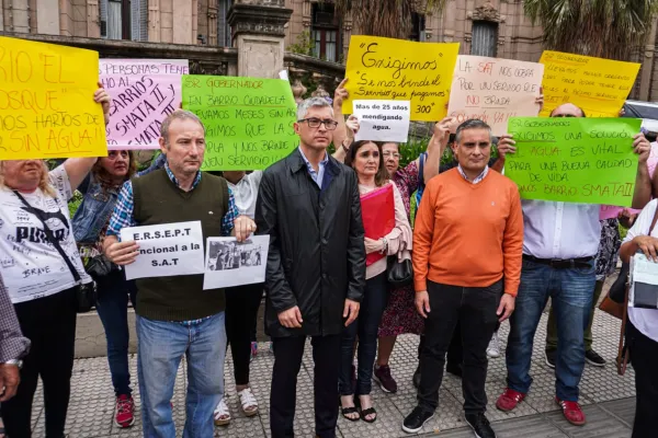 Hay barrios donde siguen mandando al camión aguatero, pero quieren aumentar al triple la boleta de la SAT, criticó la oposición