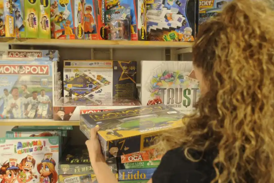 JUEGOS DE MESA. Las opciones para compartir entre varios es una buena alternativa y hay numerosas ideas.