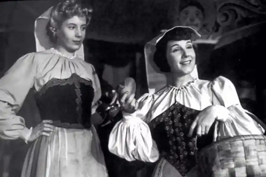 Eva Duarte y Libertad Lamarque en La cabalgata del circo, 1945.