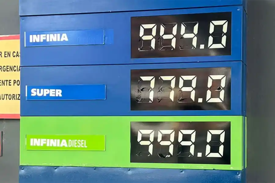 LOS CAMBIOS. A media mañana, YPF actualizó los precios de sus combustibles.