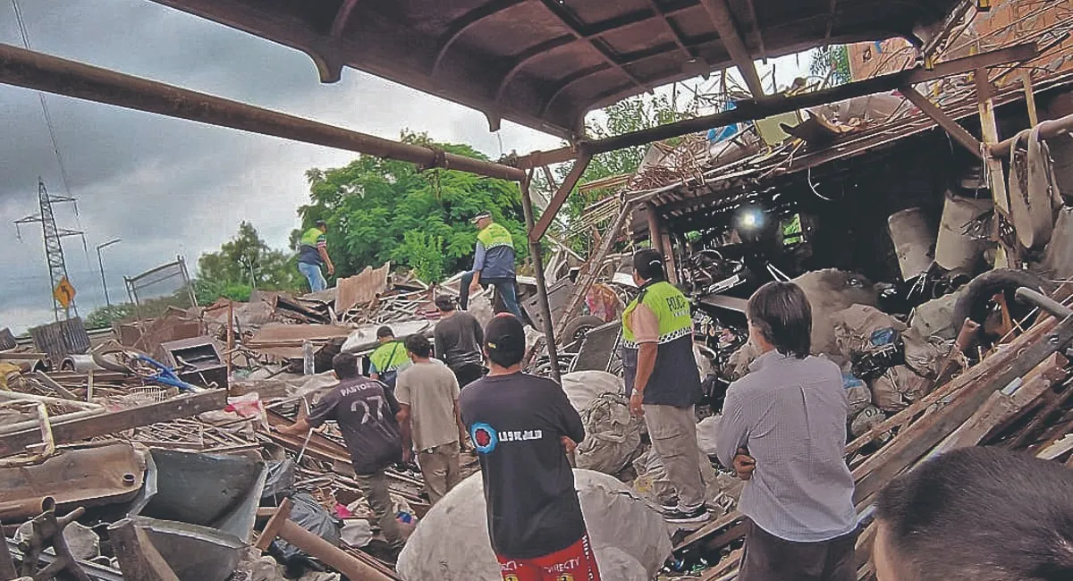TAREA. Los pesquisas resolvieron la chatarra buscando las piezas robadas.