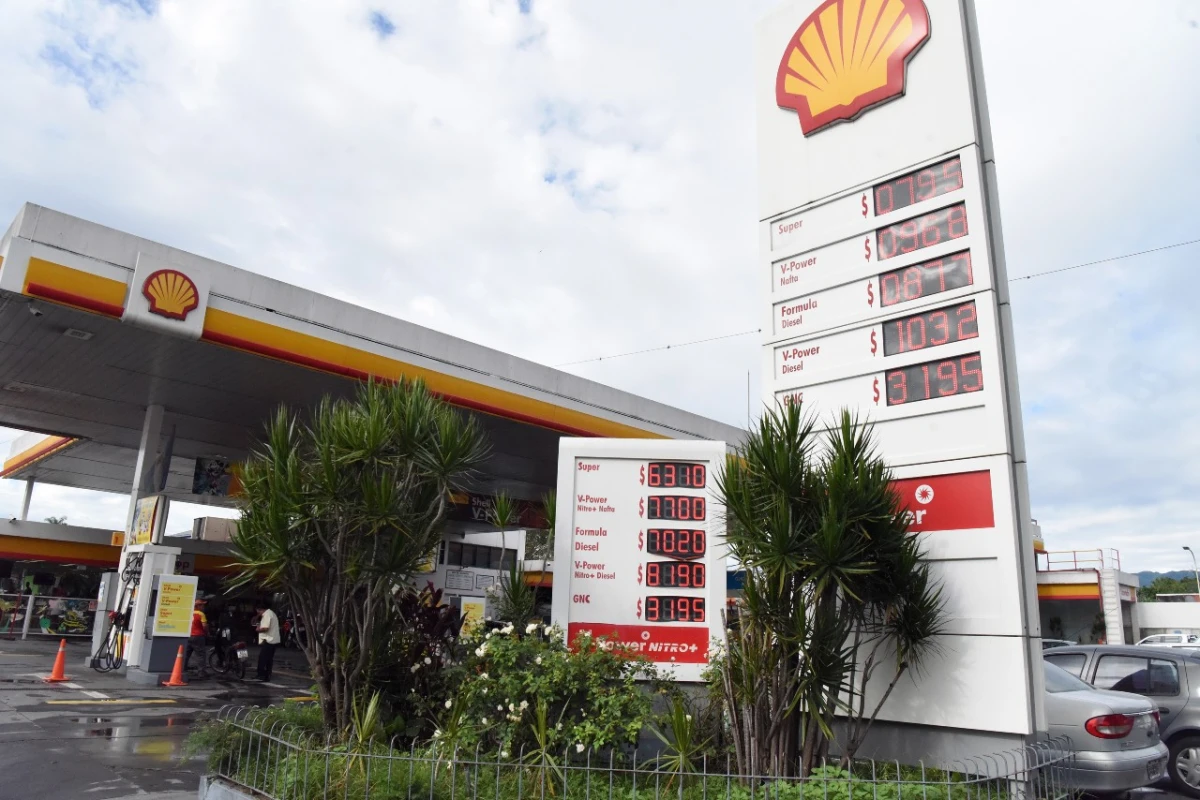 PIZARRAS MODIFICADAS. La petrolera Shell fue la primera en aplicar el incremento del 27% en sus productos. Le siguió el resto de las compañías.