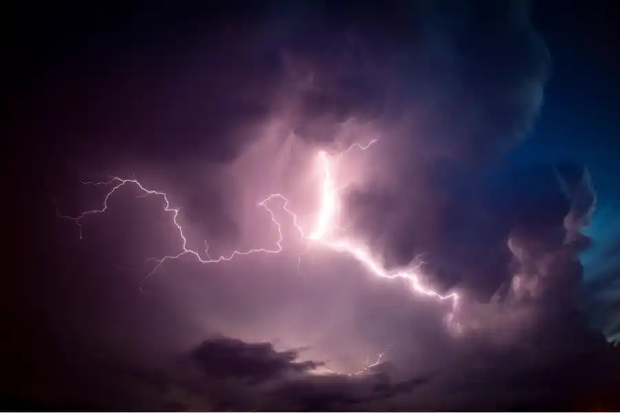 La descarga eléctrica de los rayos puede dirigirse por las cañerías y llegar a nuestra ducha.