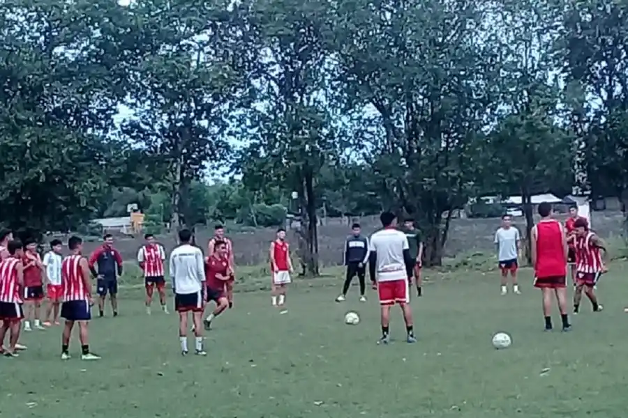 PURA CONCENTRACIÓN. En Bella Vista confían que lograrán un buen resultado en el partido de ida.