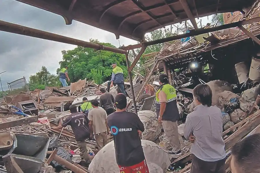 TAREA. Los pesquisas resolvieron la chatarra buscando las piezas robadas.