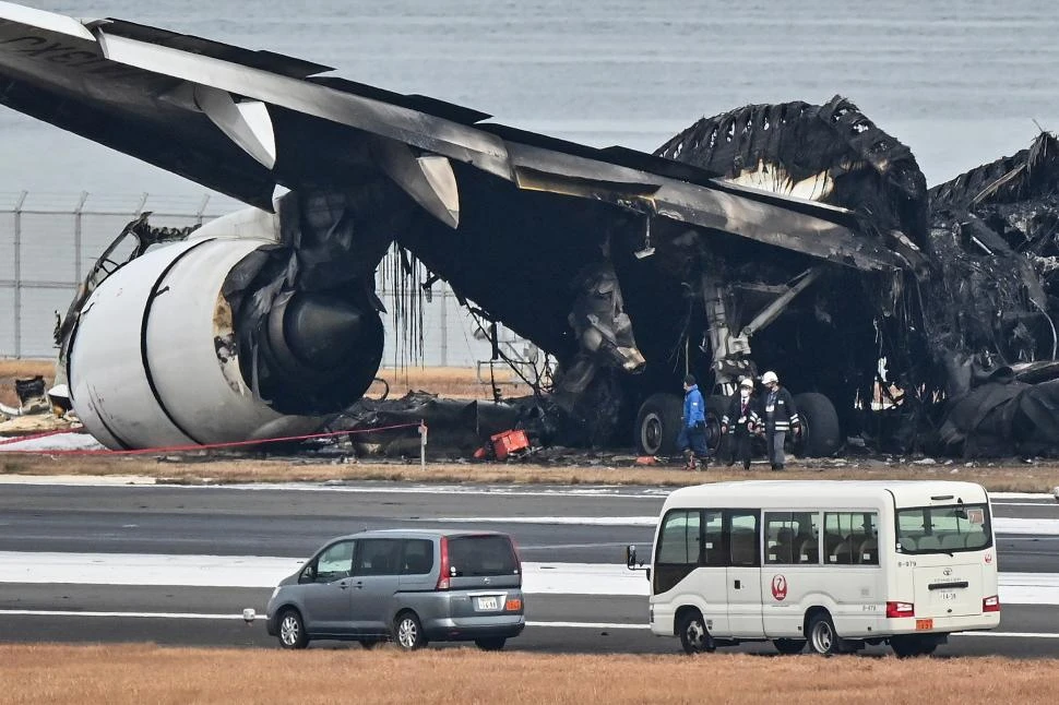 Los expertos dijeron que la naturaleza del accidente hizo que la estructura del avión permaneciera intacta. afp