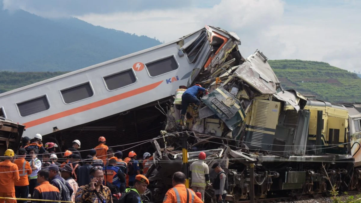 Un trágico choque de trenes en Indonesia dejó al menos tres muertos y 28 heridos . AFP