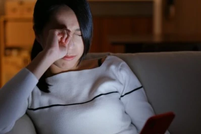 Cómo y a quiénes impacta la iluminación artificial o la luz azul en la salud visual