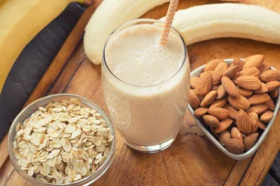 ¿Sin tiempo para preparar un desayuno completo? Este es el batido simple que te dará energías para todo el día