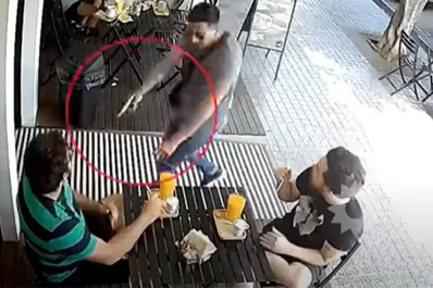 Volvió de paseo a Argentina y lo asaltaron a plena luz del día cuando tomaba un café