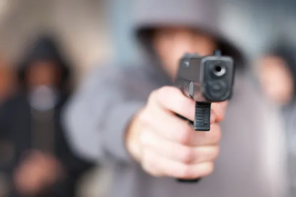 Una pareja fue víctima de un robo en banda con armas de fuego