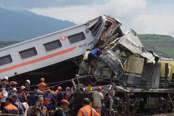 Un trágico choque de trenes en Indonesia dejó al menos tres muertos y 28 heridos