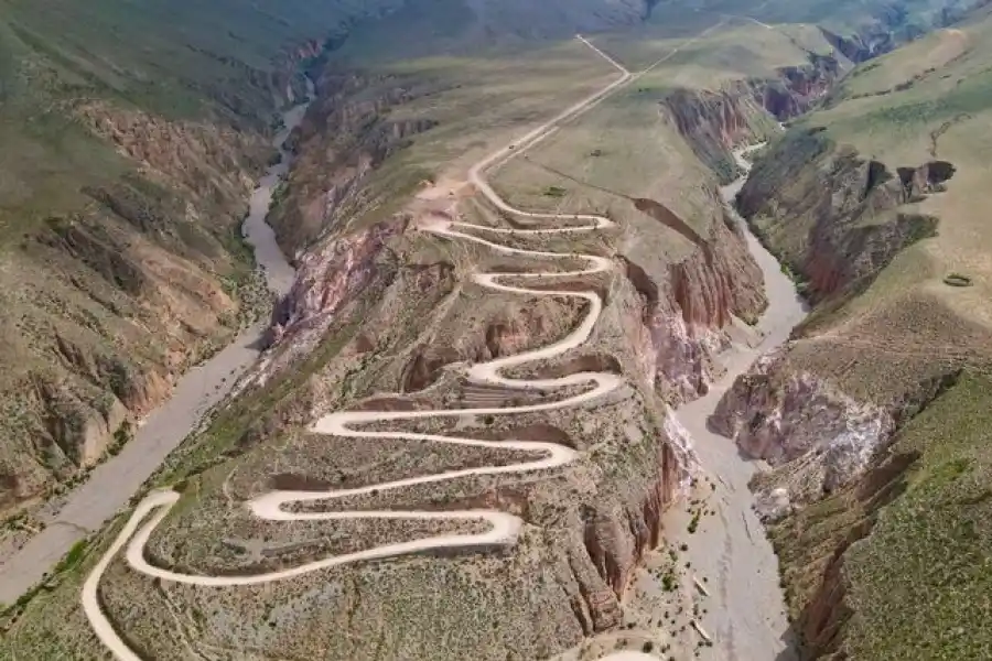 PARA EXPERTOS. Así de sinuoso y arriesgado es el camino a Iruya.