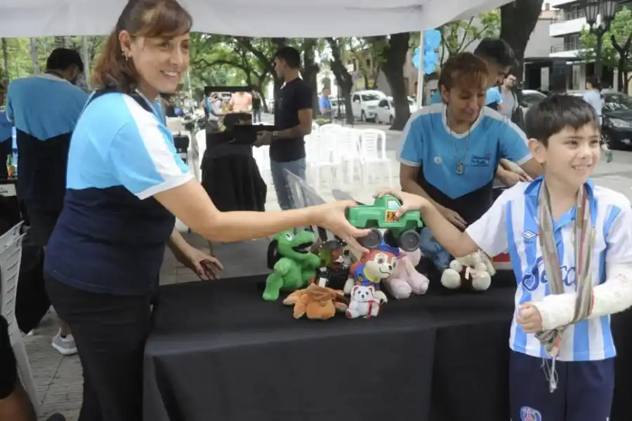 BUEN GESTO. La sonrisa de los más chicos por ser ayudantes de los Reyes.