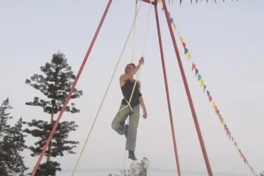 CIRCO ALETE. Acrobacias en piso y en altura en la plaza de Tafí del Valle.