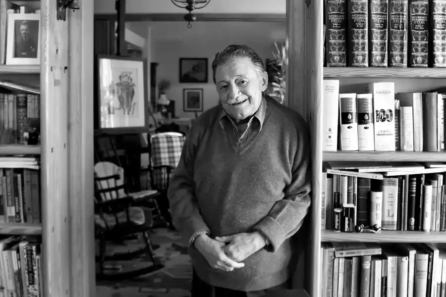 Cinco poemas cortos de Mario Benedetti ideales para dedicar por WhatsApp
