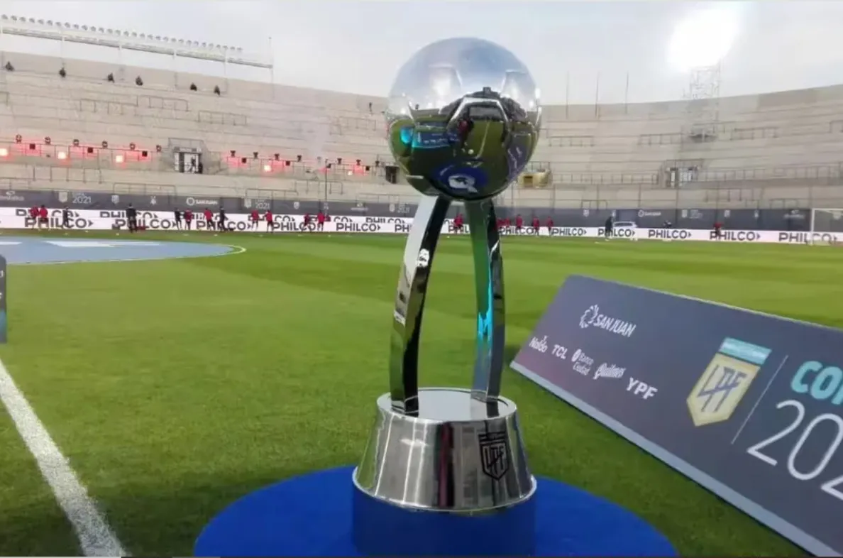 CAMPEONATO. El trofeo de la Copa de la Liga Profesional que estará en juego este 2024.