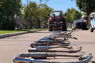 Video: una Municipalidad prohibió los caños de escape ruidosos y esto fue lo que hicieron con ellos
