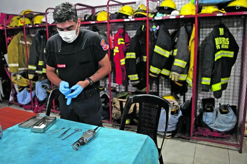 MÁS FRECUENTE DE LO QUE SE CREE. Por diversas razones a muchas personas se les atoran los anillos y ante la imposibilidad de sacárselos recurren a los bomberos, que ya están diestros y cuentan con herramientas. la gaceta / fotos de juan pablo sánchez noli