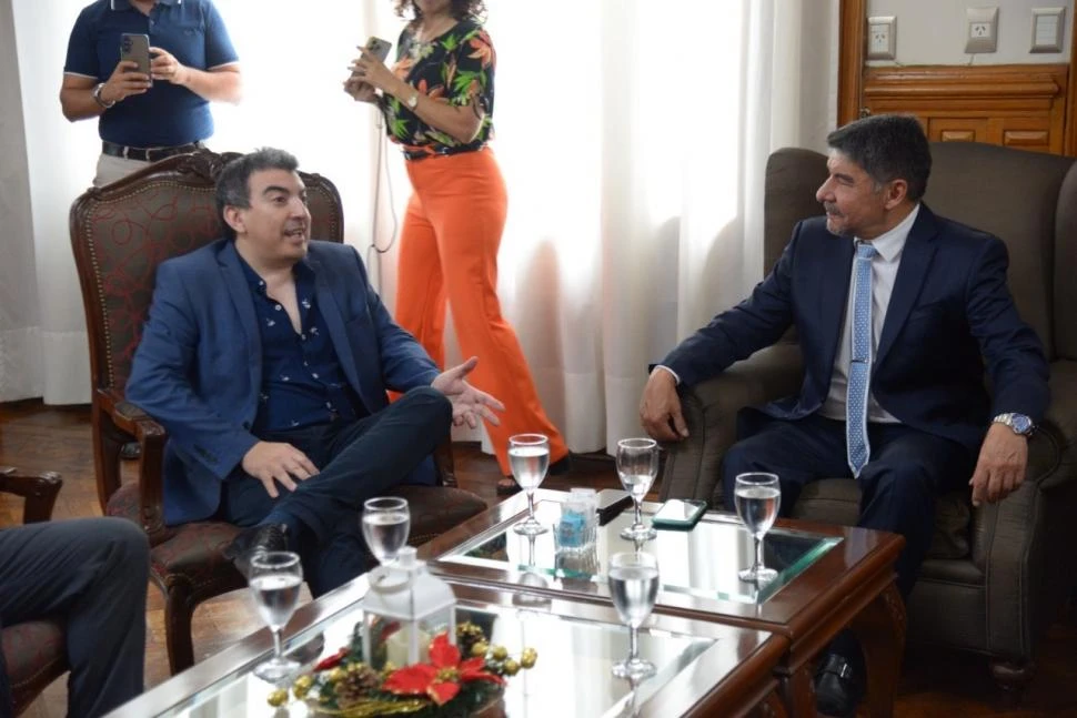EN VISITA OFICIAL. El subsecretario de Cultura, Iván Camaño, con Acevedo.