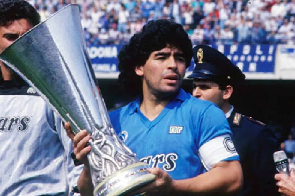 CAMPEÓN. Diego Maradona levantando el primer título internacional del Napoli, la Copa UEFA de 1988-1989.