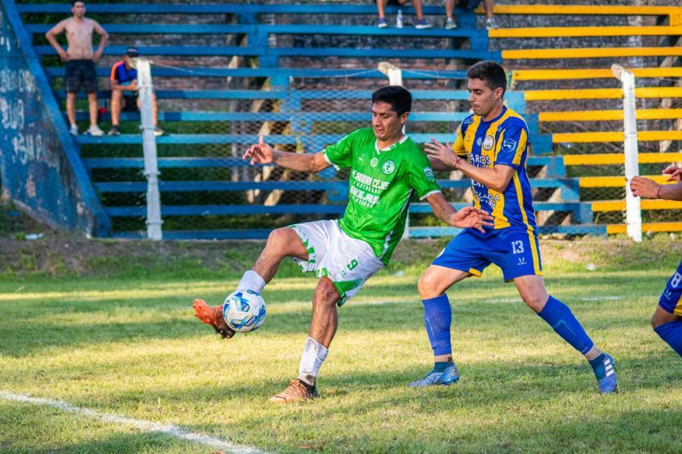 DUELO. Daniel López, de Graneros, domina la pelota frente a Silvio Lescano. 