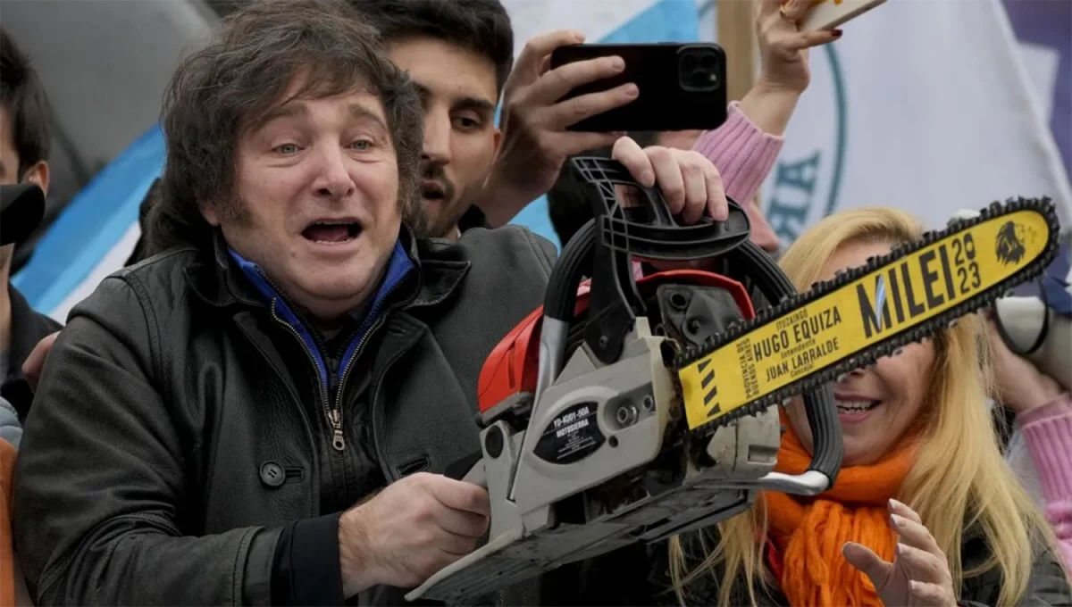 POLÍTICAS EXTREMAS. El presidente Javier Milei propuso desde la campaña usar la motosierra para aniquilar la participación del Estado en la vida de los argentinos.