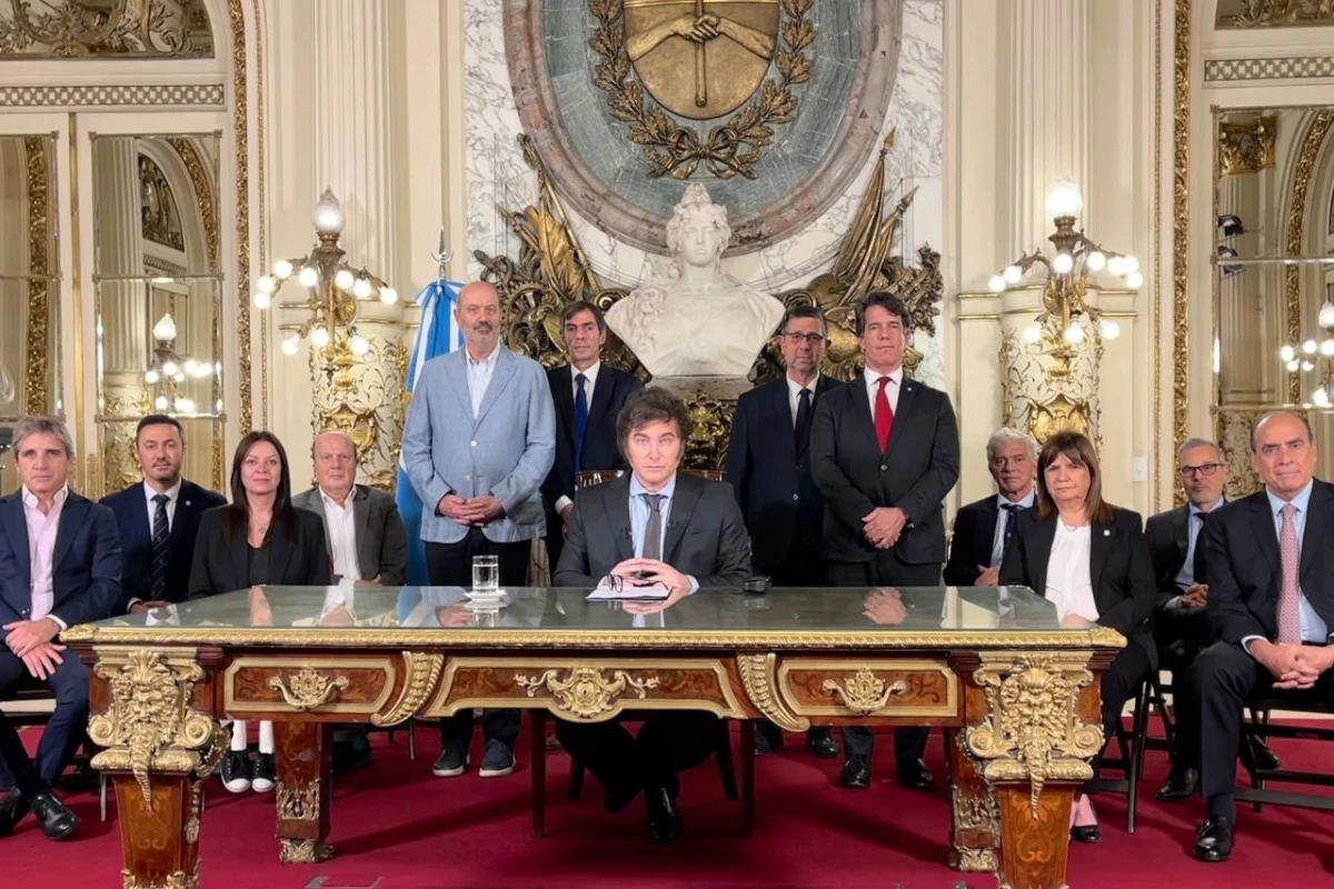 Javier Milei y el Gabinete nacional. FOTO X @OPEArg