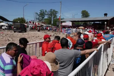 Miles de fieles visitan el santuario del Gauchito Gil en Corrientes