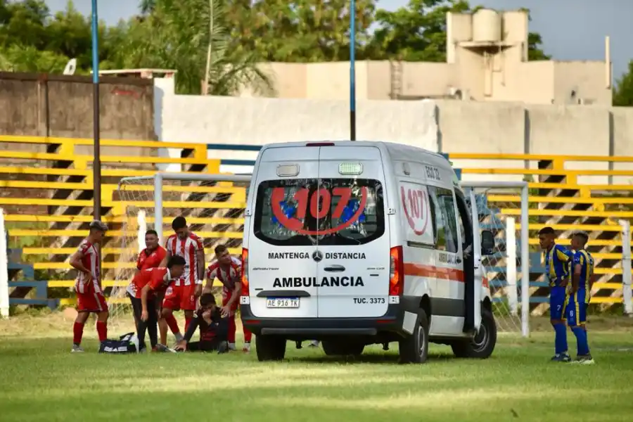 Gabriel Silva se encargó de cortar el ataque, pero le salió caro: se llevó un golpe en el rostro que lo obligó a retirarse en ambulancia del estadio