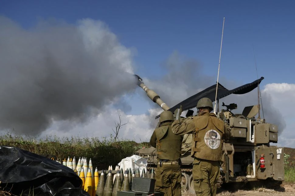 “2024 SERÁ UN AÑO DE COMBATES”. Advierte el ejército israelí tras el ataque del grupo terrorista, que arrojó decenas de bombas en la zona. afp