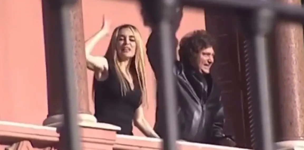 Javier Milei y Fátima Florez saludaron desde el balcón de la Casa Rosada