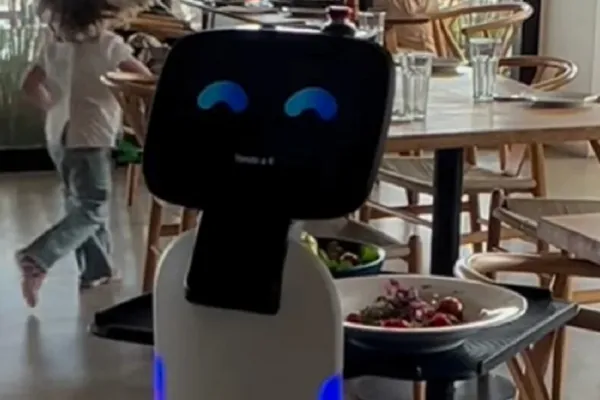 Una confitería de Punta del Este cuenta con el primer mozo robot de Sudamérica