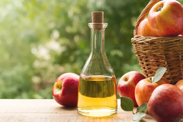 Cuáles son los beneficios de tomar vinagre de manzana y qué momento del día es el mejor para consumirlo