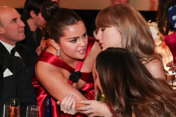 Chismes y peleas en los Golden Globes: qué dijo Taylor Swift en secreto tras la lectura de labios
