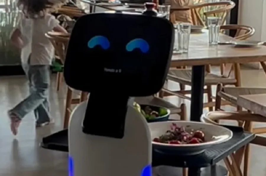 Una confitería de Punta del Este cuenta con el primer mozo robot de Sudamérica