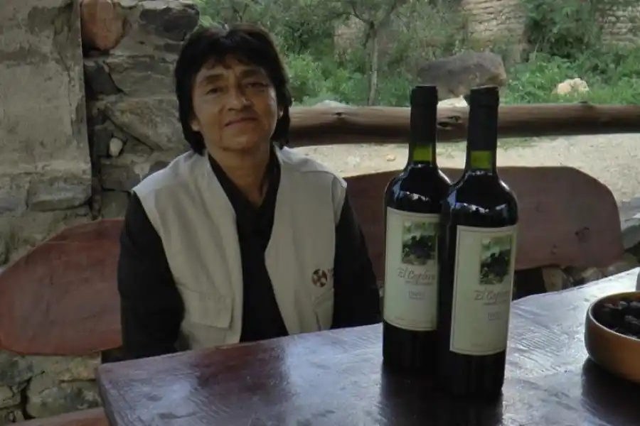 PREPARANDO LA ALGARROBA. Rubén Soria hacé un granulado de esta planta así como de higo y de tusca.