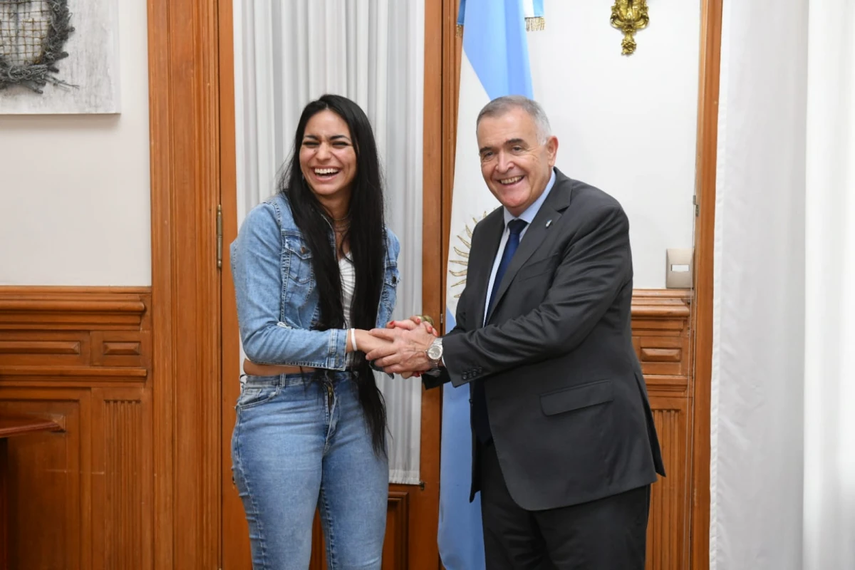 Jaldo, con la legisladora Lucía Montenegro de La Libertad Avanza por la Ciudad de Buenos Aires. 