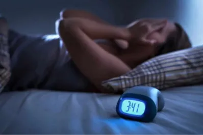 Por qué nos despertamos durante la madrugada: cuatro teorías que explican sus causas